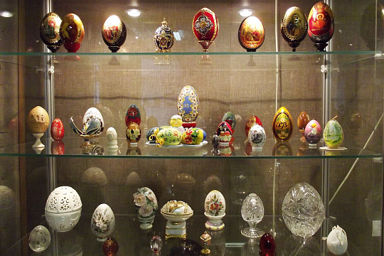 Выставка сувенирных яиц из коллекции Ирины Свиридовой работает в Вашкинском районном краеведческом музее